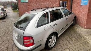 Miał 3,5 promila i omal nie wjechał w przychodnię. Świadek wyrwał kluczyki 66-latkowi