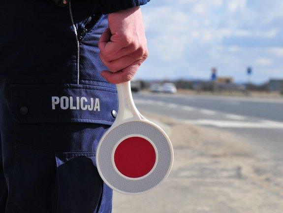 policjant-lizak-kontrola-drogowa Kobieta na oczach policjantów nie ustąpiła pierwszeństwa wchodzącym na przejście dzieciom