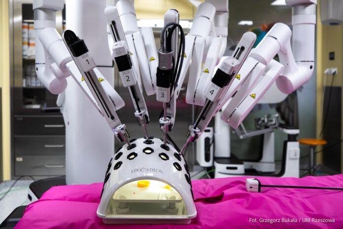 nowy-robot-chirurgiczny-w-rzeszowskim-szpitalu-miejskim-przy-rycerskiej-9 Nowy robot chirurgiczny trafił do rzeszowskiego szpitala. Kosztował prawie 5,5 mln złotych