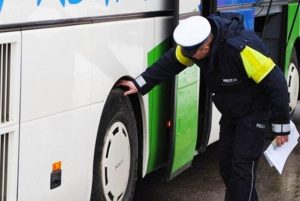 Pijany kierowca miał wieźć dzieci na wycieczkę. Nocna kontrola zatrzymała niebezpieczną podróż