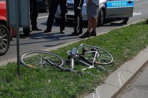 Pijany rowerzysta zderzył się z samochodem i próbował odjechać. Miał ponad 2,5 promila