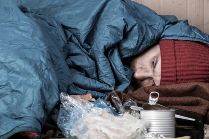 grafika-bezdomny Podkarpacie ma blisko tysiąc miejsc tymczasowego schronienia dla osób bezdomnych