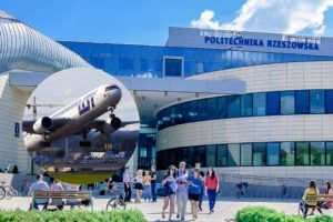 Politechnika Rzeszowska i Boeing otwierają laboratorium awioniki. To wsparcie dla inżynierów lotnictwa