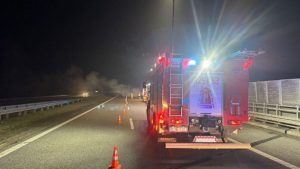 Pożar samochodu osobowego na autostradzie A4. Połowa auta spalona