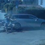 Rzeszów: Uderzyły hulajnogą w samochód i uciekły. Policja publikuje szokujące nagranie [WIDEO]