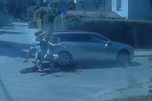 Rzeszów: Uderzyły hulajnogą w samochód i uciekły. Policja publikuje szokujące nagranie [WIDEO]