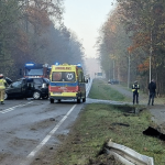 Samochód osobowy rozbity, dwie osoby trafiły do szpitala [ZDJĘCIA]