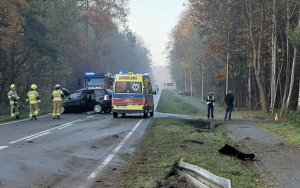 Samochód osobowy rozbity, dwie osoby trafiły do szpitala [ZDJĘCIA]