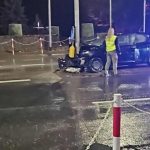 Samochód osobowy uderzył w słup sygnalizacji świetlnej w Boguchwale