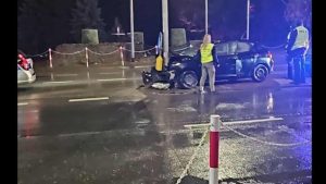 Samochód osobowy uderzył w słup sygnalizacji świetlnej w Boguchwale