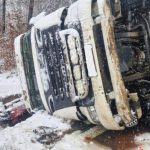 Śnieg i śliskie drogi na Podkarpaciu. Główne trasy są przejezdne, ale wypadków nie brakuje