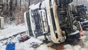 Śnieg i śliskie drogi na Podkarpaciu. Główne trasy są przejezdne, ale wypadków nie brakuje