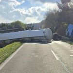 Tir wypadł z drogi i wpadł do rowu. Kierowca miał ogromne szczęście [ZDJĘCIA]