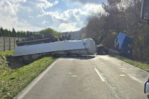 Tir wypadł z drogi i wpadł do rowu. Kierowca miał ogromne szczęście [ZDJĘCIA]