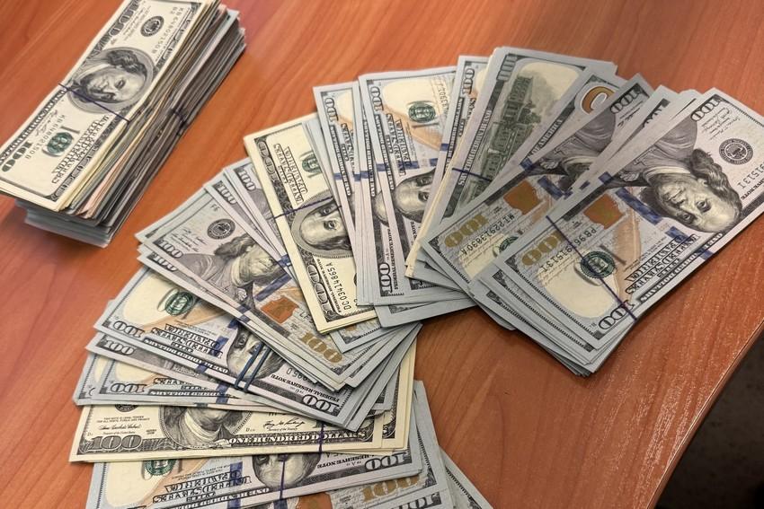 Ukrainka próbowała przewieźć przez granicę 40 tys. dolarów. Musi zapłacić srogi mandat