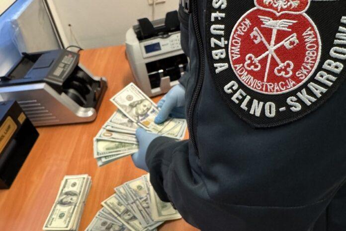 niezgloszone-40-tys-dolarow-w-bagazu-ukrainki-1 Ukrainka próbowała przewieźć przez granicę 40 tys. dolarów. Musi zapłacić srogi mandat