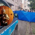 Wstrząsające wyniki sekcji zwłok po tragedii w Sanoku. Matka zginęła od ciosów mieczem, syn od kul