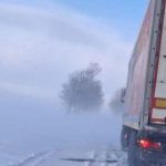 Zamieć odcięła kierowców. Policjanci ewakuowali kilkanaście osób z zasypanych dróg [WIDEO]