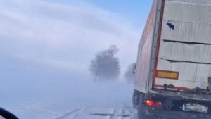 Zamieć odcięła kierowców. Policjanci ewakuowali kilkanaście osób z zasypanych dróg [WIDEO]