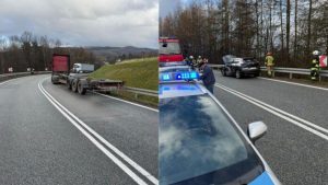 Zderzenie ciężarówki z mazdą na DK19. Naczepa wpadła w poślizg