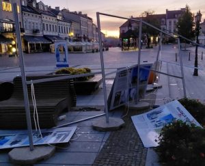 Zniszczona wystawa „Monument Konieczny”. Kamery nagrały wandali, sprawców brak, fundacja apeluje do świadków