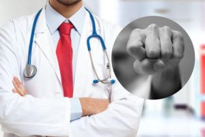 70-latek, który zaatakował lekarza na SOR, usłyszał zarzuty. Co mu grozi?