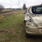 76-latek zlekceważył znak STOP. Osobówka została wykatapultowana przez pociąg z torowiska