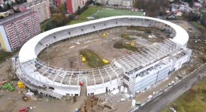 „Blacha jak na lepiankach w Afryce”? Kierownik budowy PCLA odpowiada na krytykę dachu