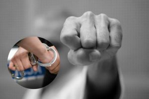 Brutalny atak młodego mężczyzny na 41-letnią kobietę. Zareagowała na huk petardy