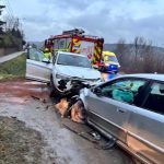 Czołowe zderzenie pojazdów. Trzecia auto "zanurkowało" do rowu