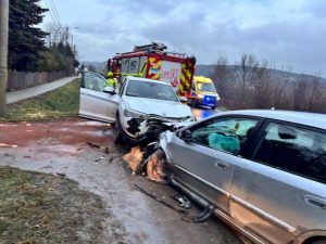 Czołowe zderzenie pojazdów. Trzecia auto "zanurkowało" do rowu