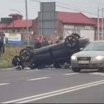 Dachowanie samochodu w Rzeszowie. Auto uderzyło w przydrożny słup