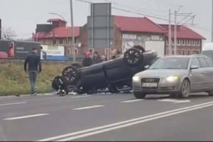 Dachowanie samochodu w Rzeszowie. Auto uderzyło w przydrożny słup