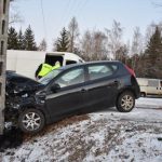 Dostawczak rzucił osobówkę na słup po czołowym zderzeniu. Fatalna seria na drogach