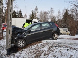 Dostawczak rzucił osobówkę na słup po czołowym zderzeniu. Fatalna seria na drogach