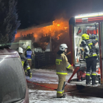 Dramatyczna walka z ogniem. Płonął budynek gospodarczy tuż obok domów [ZDJĘCIA]