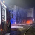 Gigantyczny pożar w strefie przemysłowej w Stalowej Woli. Trwa dogaszanie hali [ZDJĘCIA, FILM]