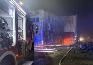 Gigantyczny pożar w strefie przemysłowej w Stalowej Woli. Trwa dogaszanie hali [ZDJĘCIA, FILM]