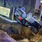 Gołoledź zbiera żniwo. Dachowanie pojazdu w Dębinie