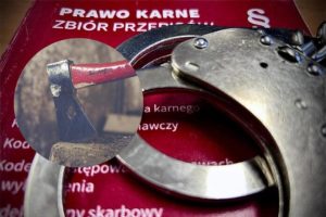 Groził śmiercią i podpaleniem domu. Zdewastował dom byłej partnerki siekierą