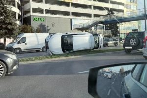 Groźna kolizja na al. Rejtana w Rzeszowie. Jeden z samochodów przewrócił się na bok [ZDJĘCIA]