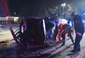 Groźne dachowanie. Samochód koziołkował w środku nocy