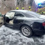 Groźne zderzenie na zaśnieżonej trasie. Jedna osoba trafiła do szpitala [ZDJĘCIA]