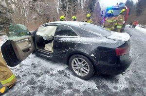 Groźne zderzenie na zaśnieżonej trasie. Jedna osoba trafiła do szpitala [ZDJĘCIA]