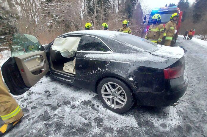 zderzenie w zimowej aurze