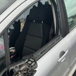 Groźny incydent na S19 pod Rzeszowem. Przewożony ładunek wypadł z przyczepki i zdemolował auto