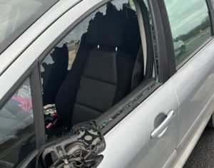 Groźny incydent na S19 pod Rzeszowem. Przewożony ładunek wypadł z przyczepki i zdemolował auto