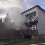 Groźny pożar domu wielorodzinnego. Jedna osoba trafiła do szpitala