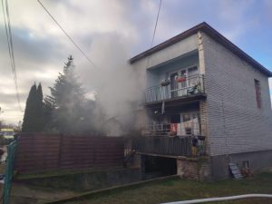Groźny pożar domu wielorodzinnego. Jedna osoba trafiła do szpitala