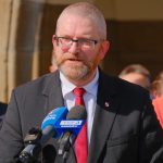 Grzegorz Braun odwiedzi Rzeszów. Jego poparcie rośnie, ale nie brakuje kontrowersji